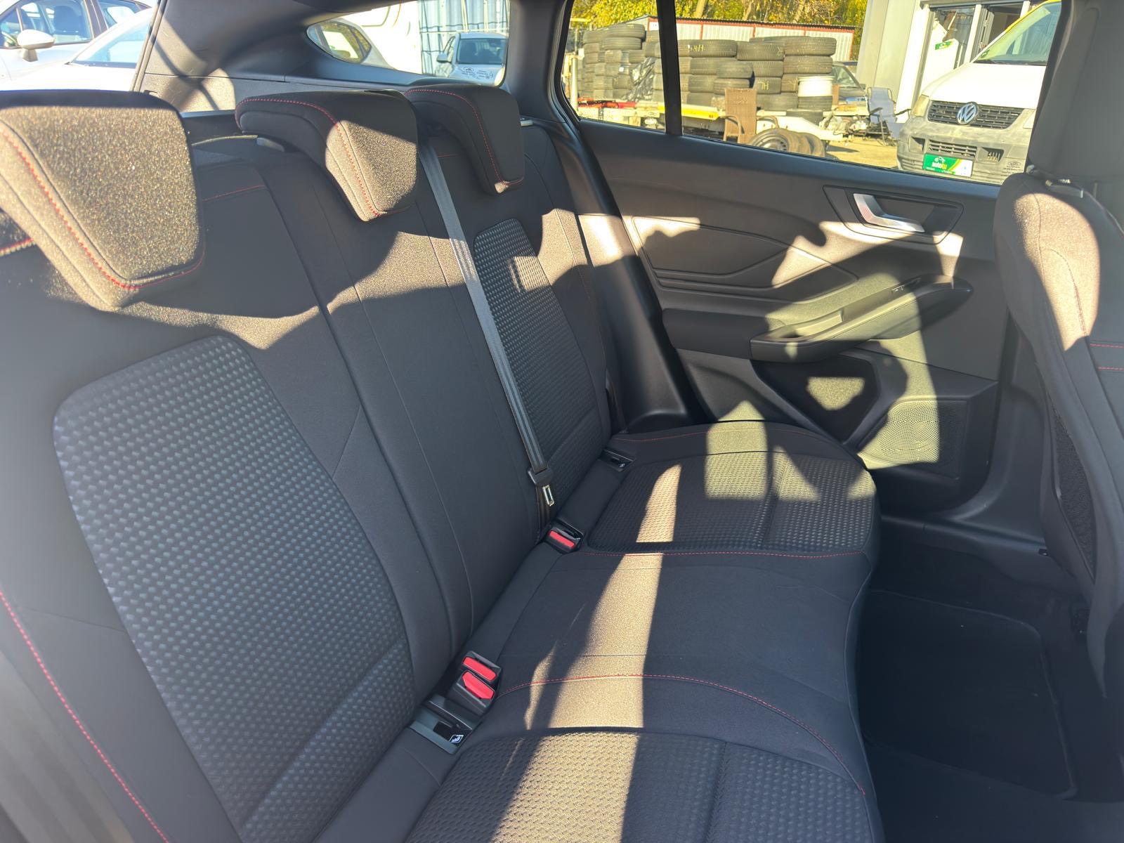 
								Ford Focus 1.5 Benzyna ST LINE full									