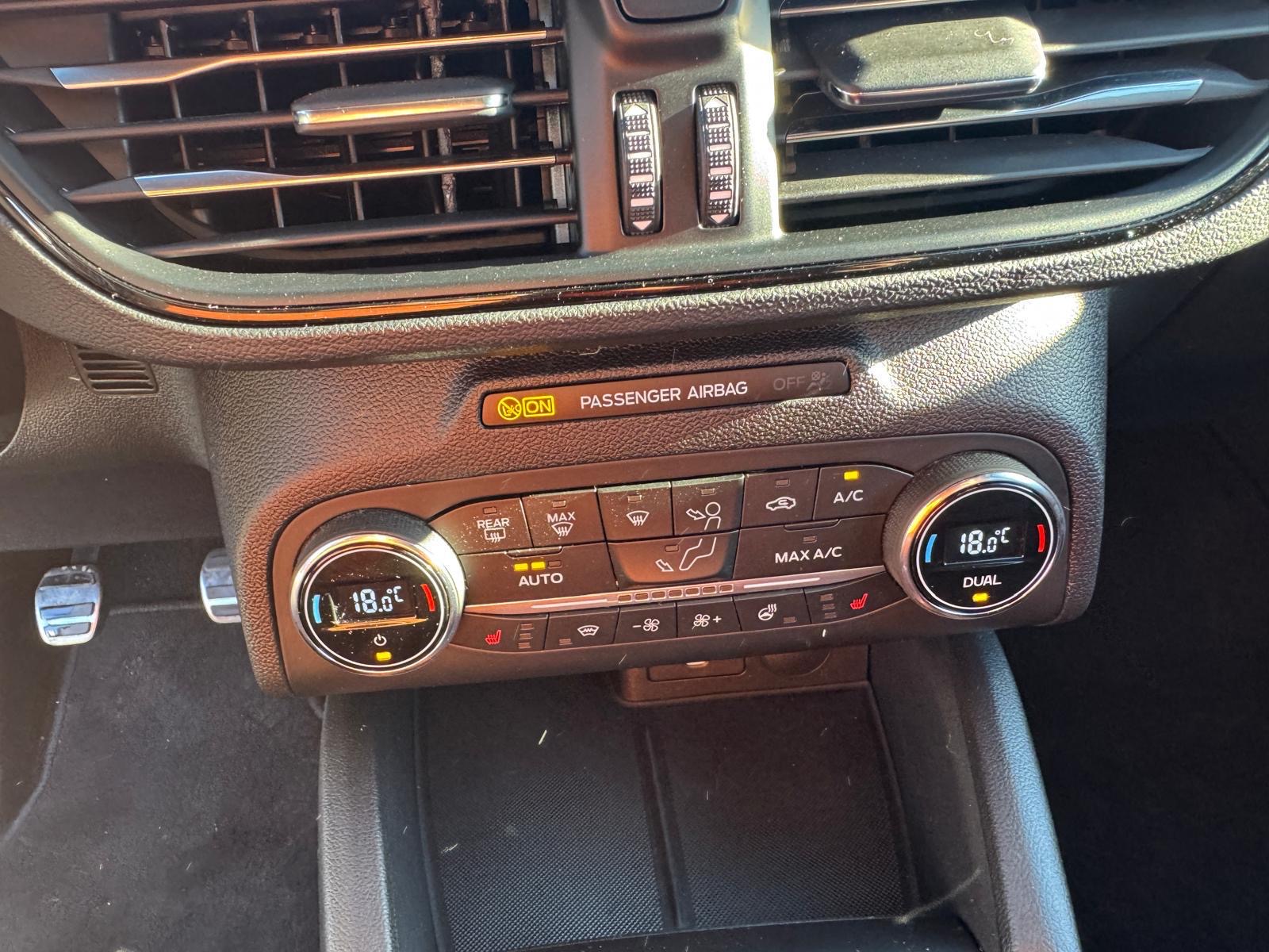 
								Ford Focus 1.5 Benzyna ST LINE full									