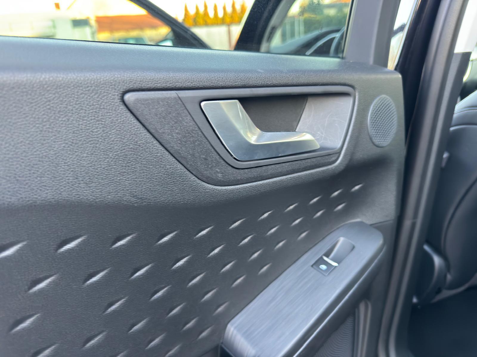 
								Ford Kuga 1.5 EcoBoost TITANIUM X full									