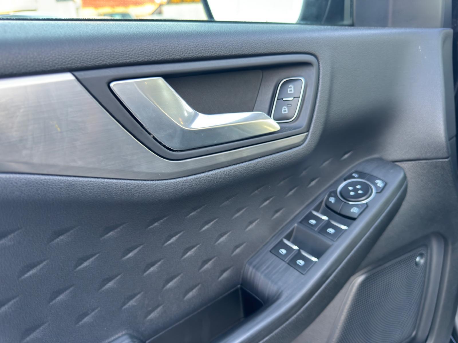 
								Ford Kuga 1.5 EcoBoost TITANIUM X full									