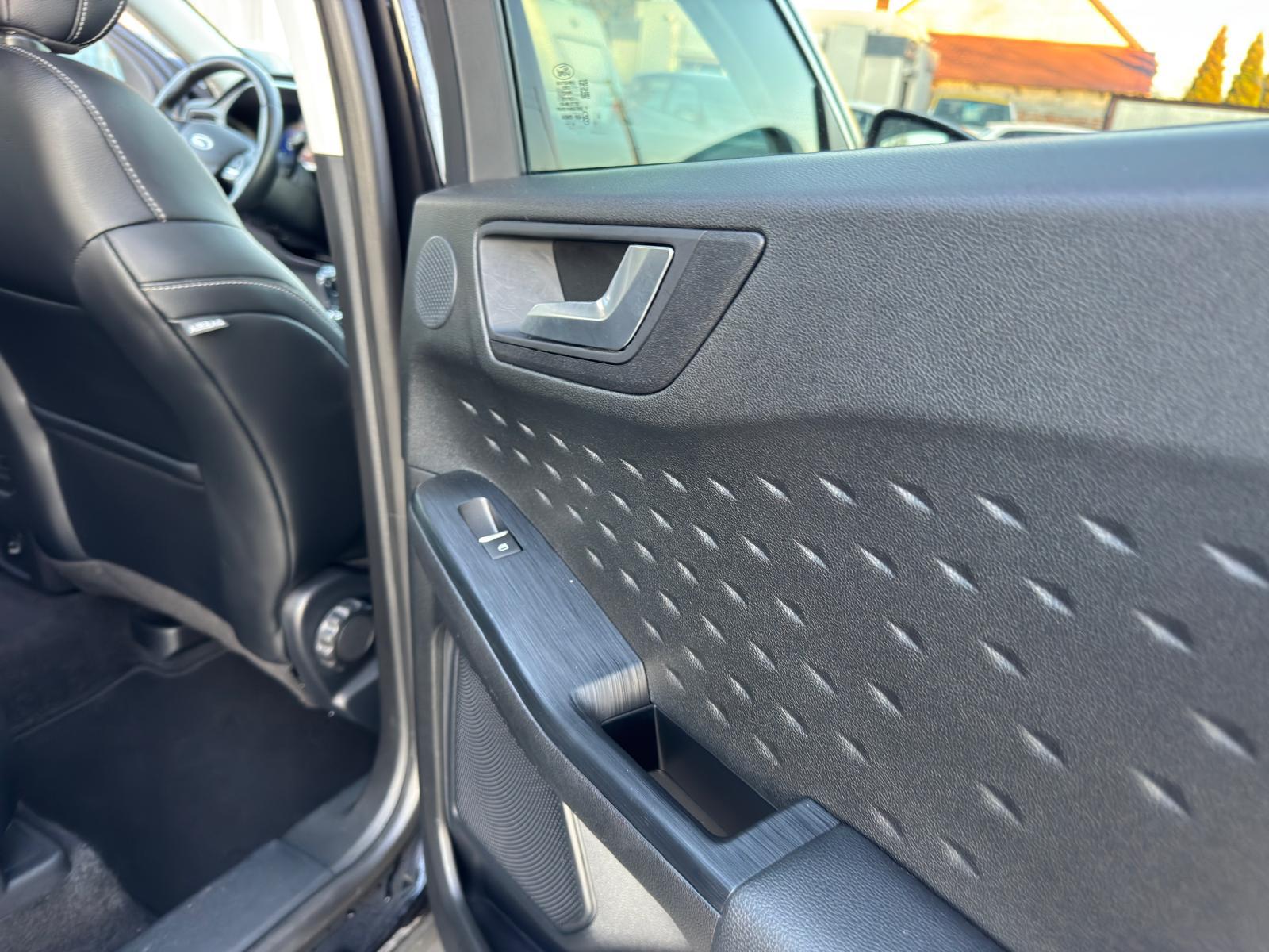 
								Ford Kuga 1.5 EcoBoost TITANIUM X full									