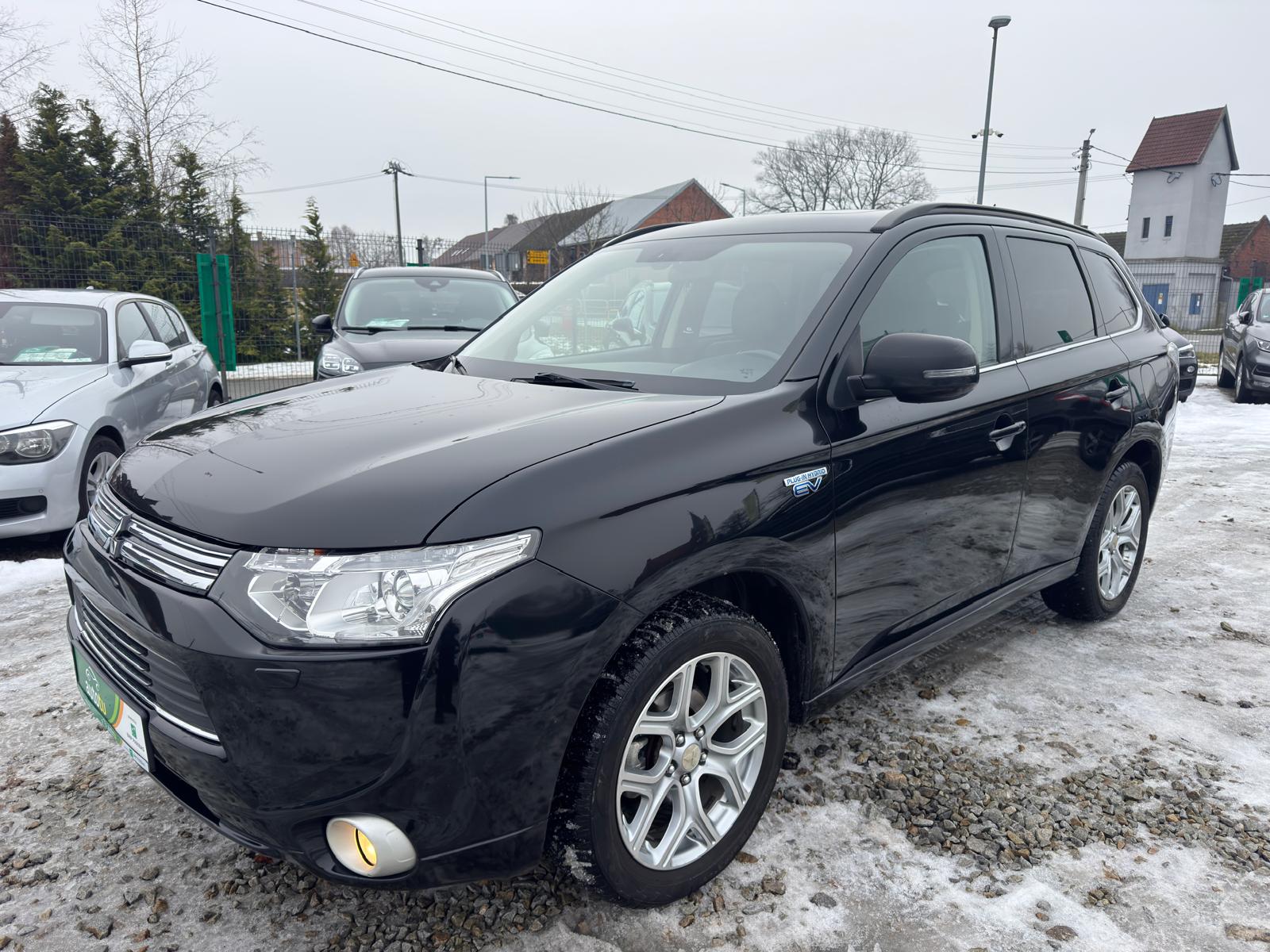 
								Mitsubishi Outlander 4X4 Plug-in Hybrid EV full									