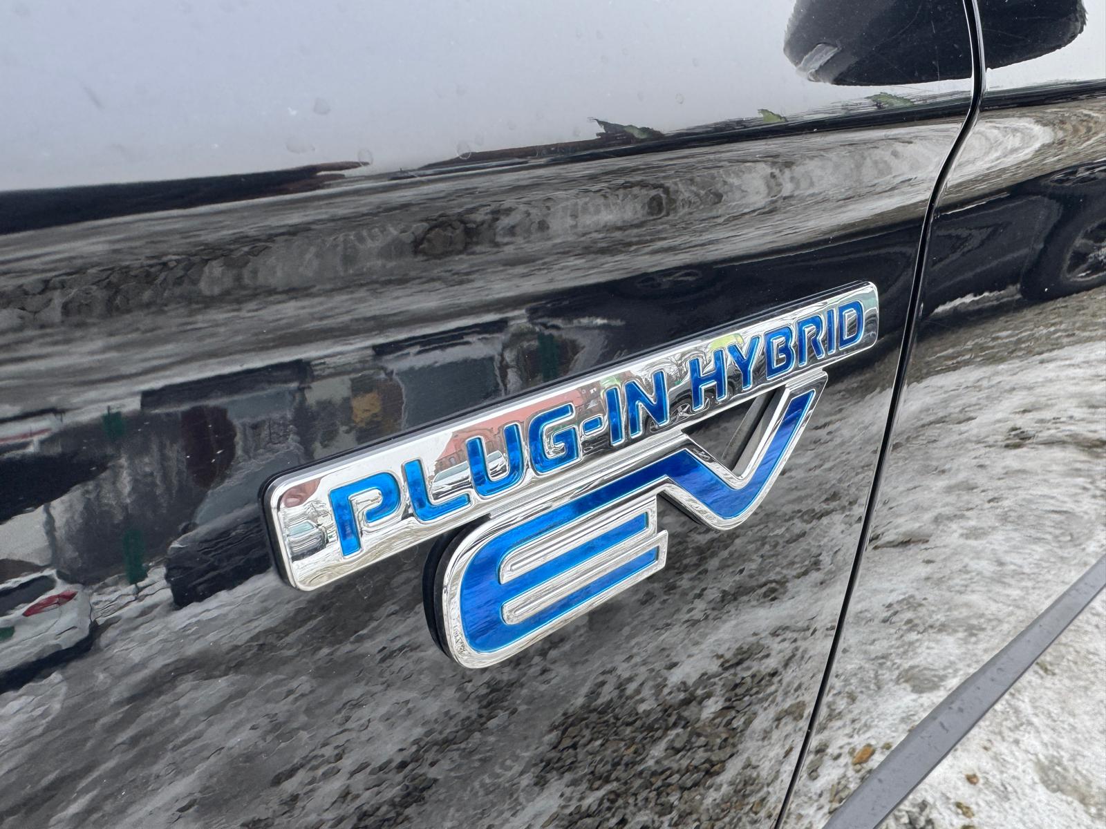 
								Mitsubishi Outlander 4X4 Plug-in Hybrid EV full									