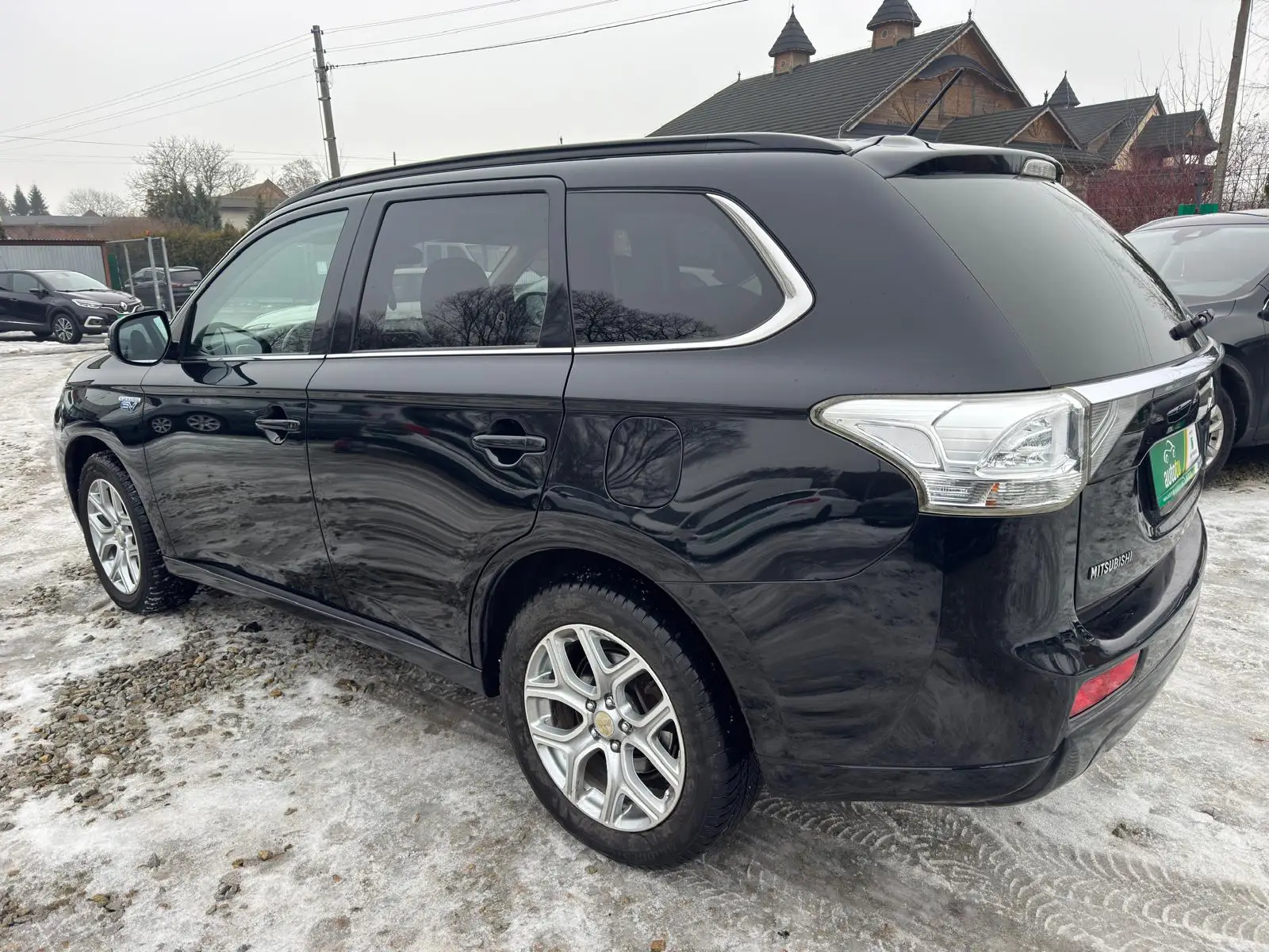 
								Mitsubishi Outlander 4X4 Plug-in Hybrid EV full									