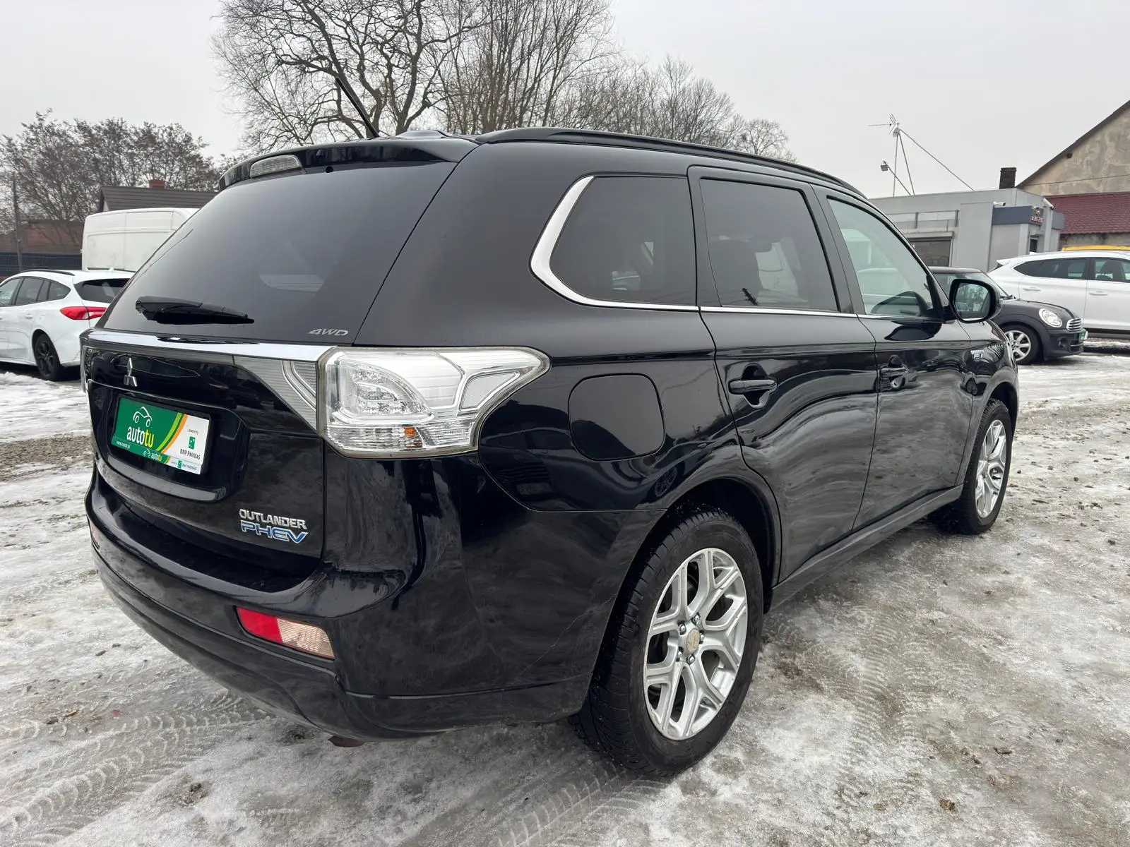 
								Mitsubishi Outlander 4X4 Plug-in Hybrid EV full									