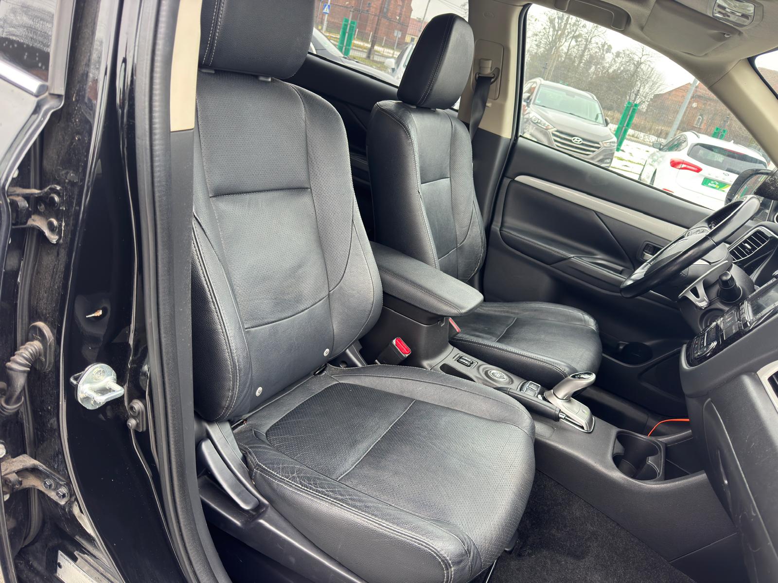 
								Mitsubishi Outlander 4X4 Plug-in Hybrid EV full									