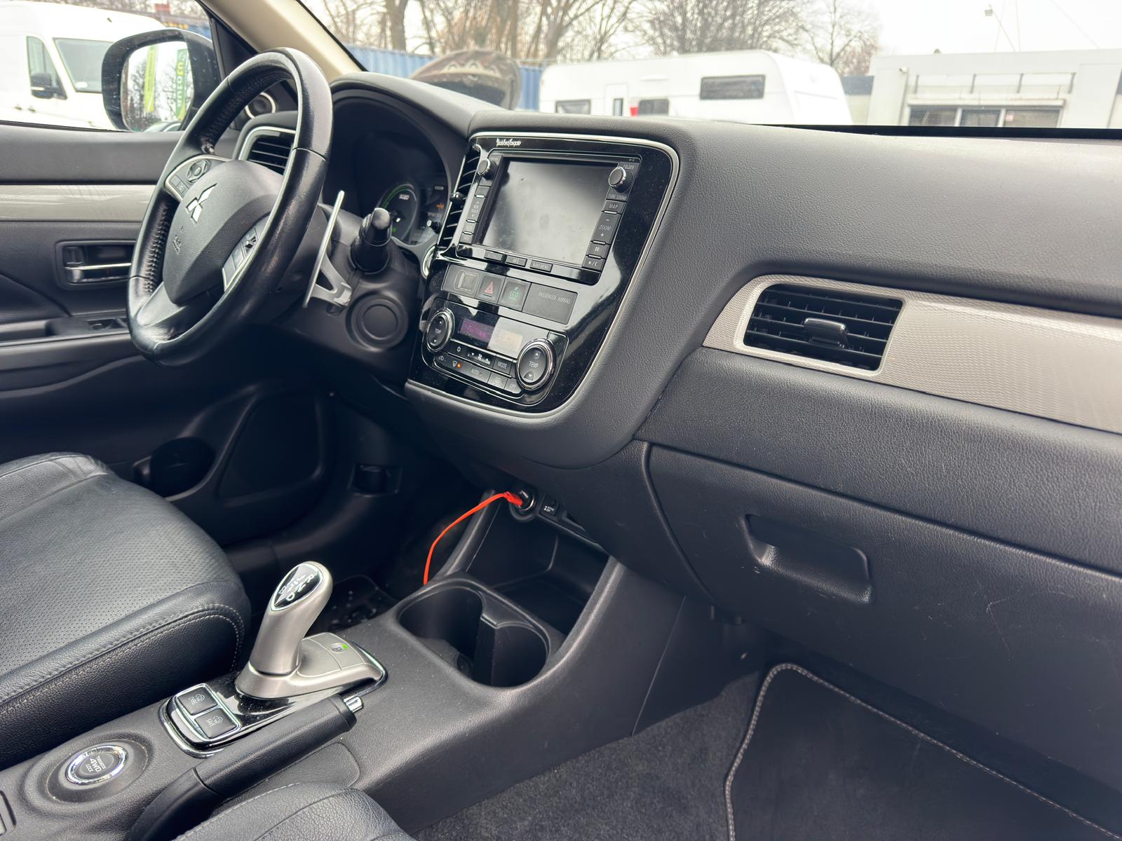 
								Mitsubishi Outlander 4X4 Plug-in Hybrid EV full									