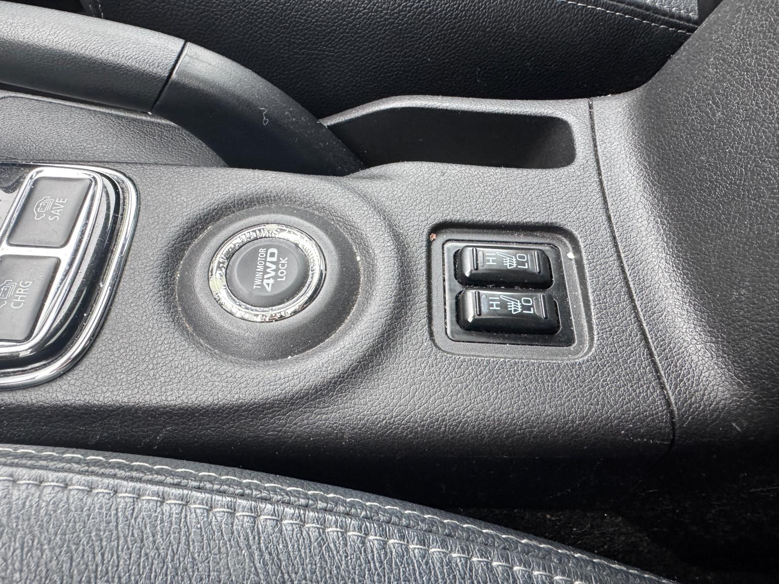 
								Mitsubishi Outlander 4X4 Plug-in Hybrid EV full									