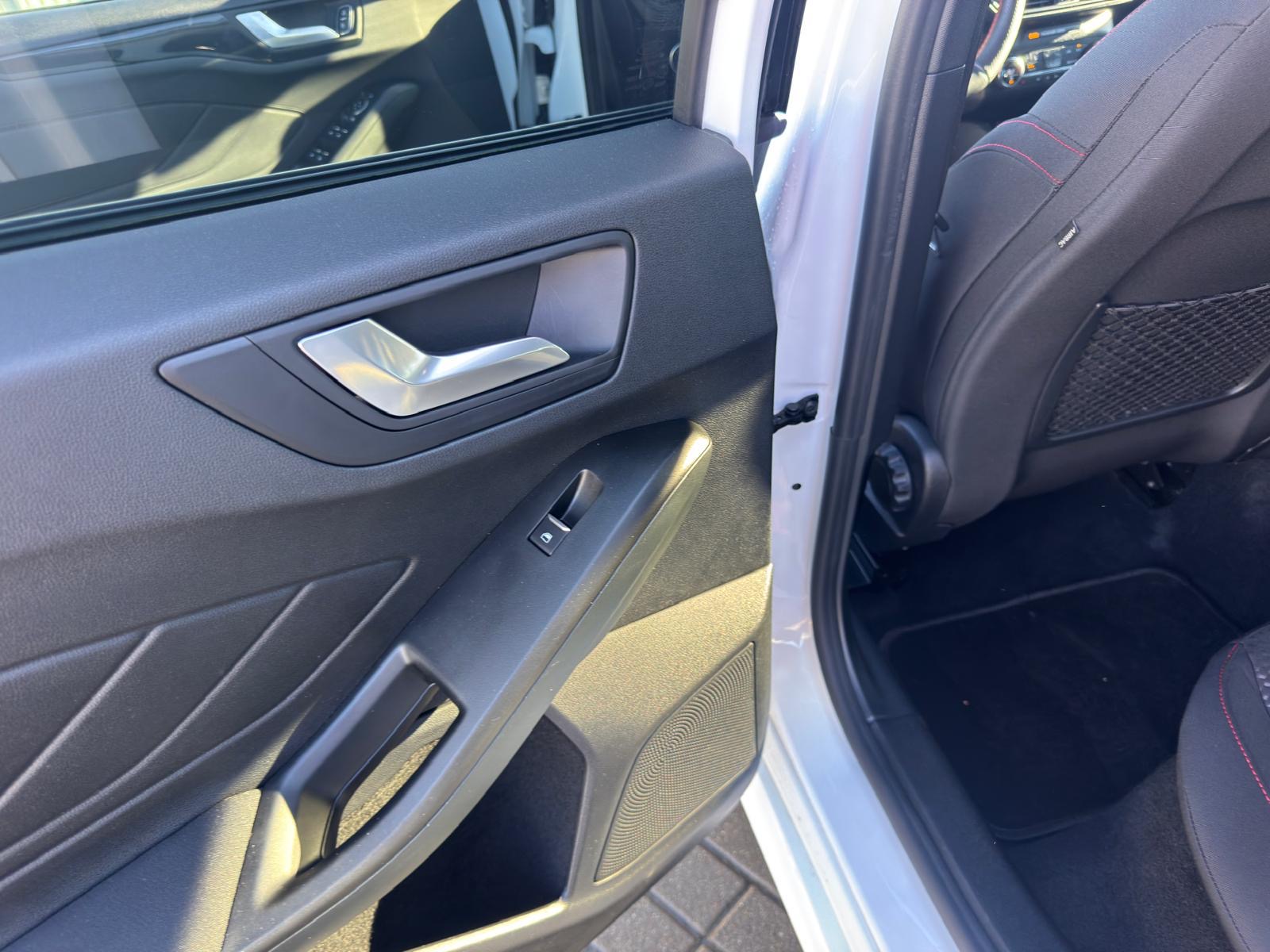 
								Ford Focus 1.5 Benzyna ST LINE full									