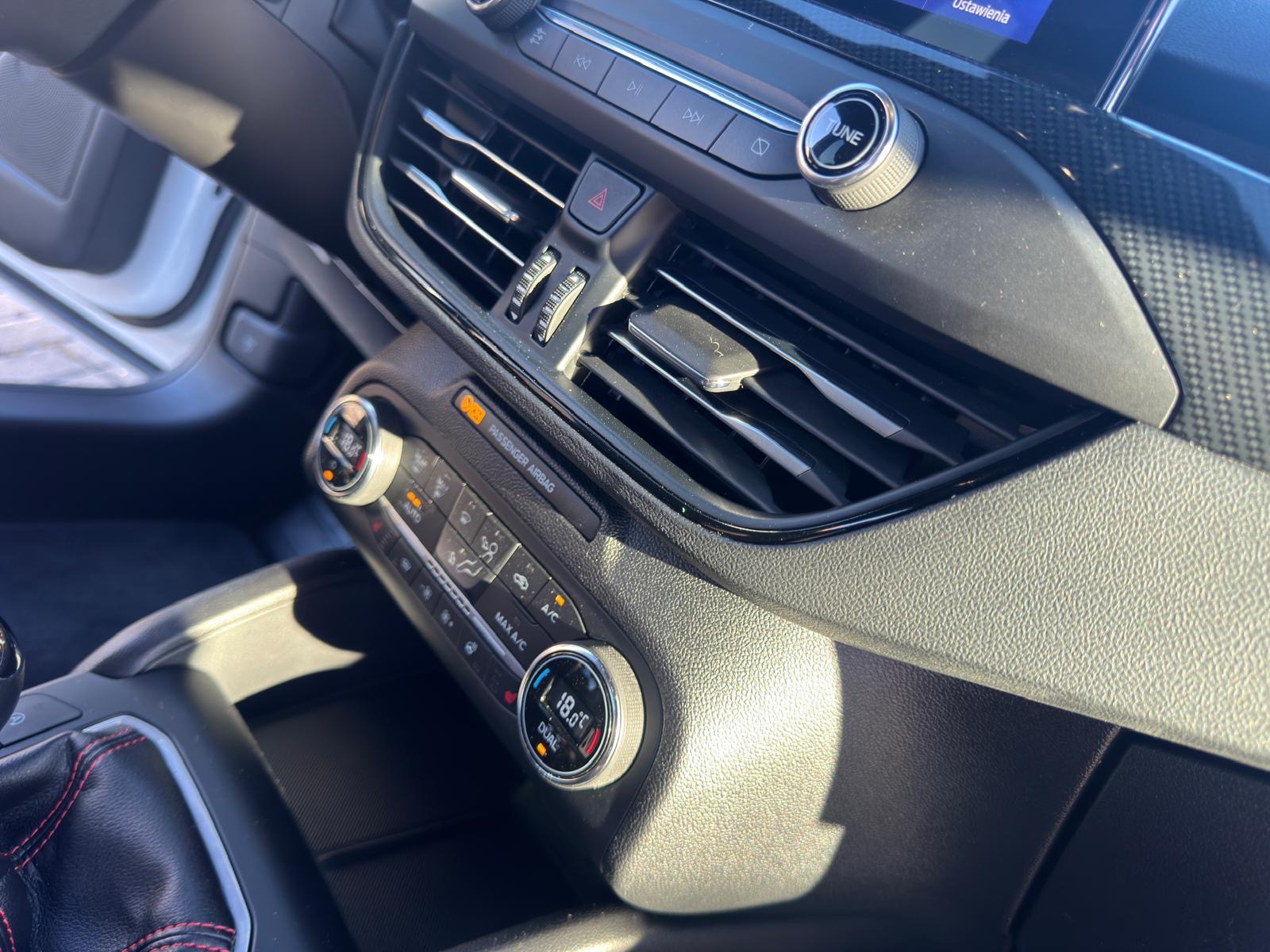 
								Ford Focus 1.5 Benzyna ST LINE full									